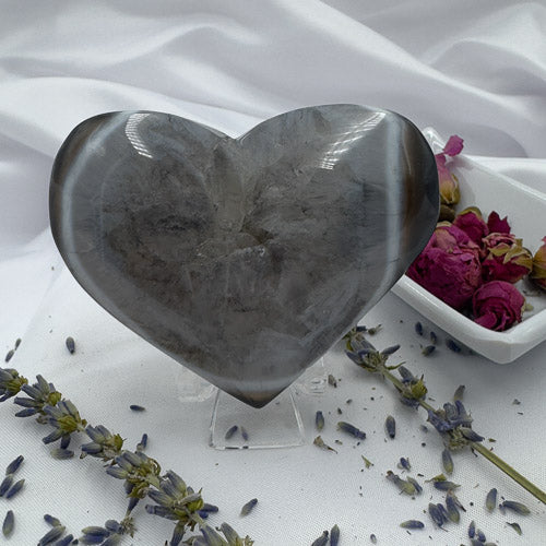 Davinas heart-shaped gray crystal decorative piece with dried flowers on white cloth premium crystal gifts Davinas
